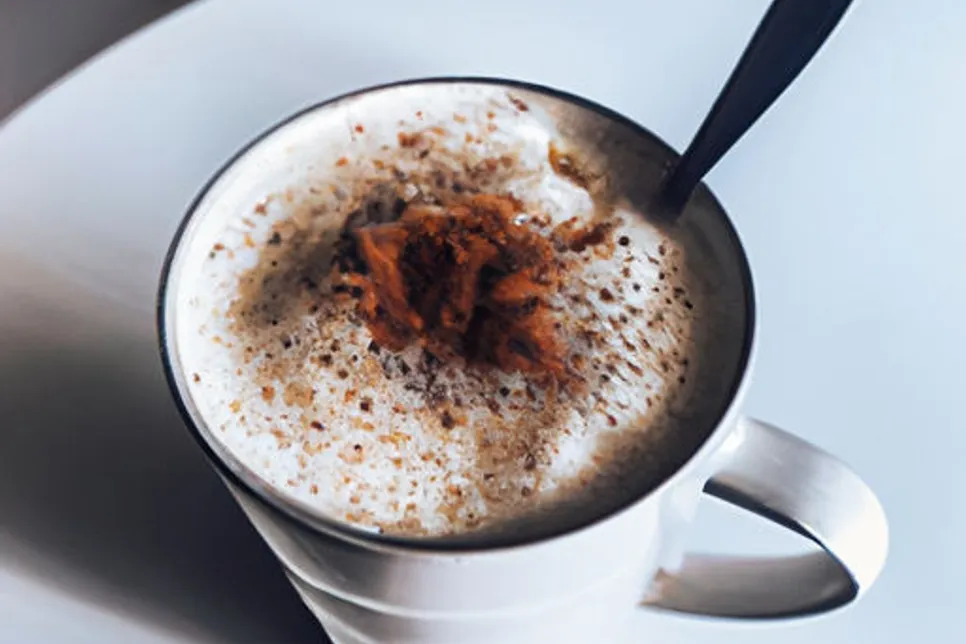 Cappuccino caseiro para um dia de relaxamento