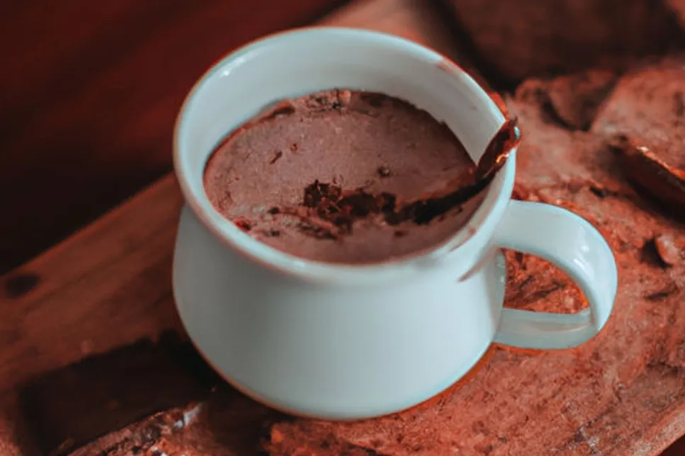 Chocolate quente de agua de coco low carb