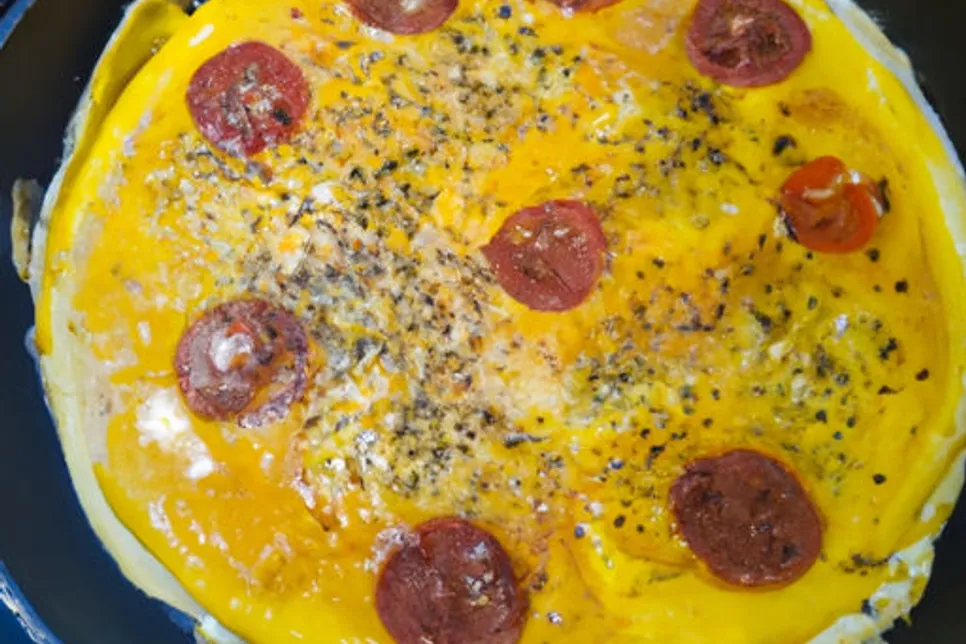 Pizza de omelete na frigideira - Uma receita low carb irresistível!